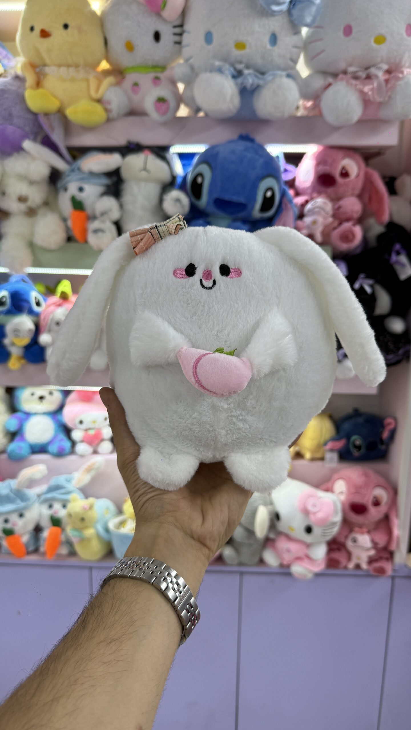 عروسک خرگوش هلو‌ به‌دست