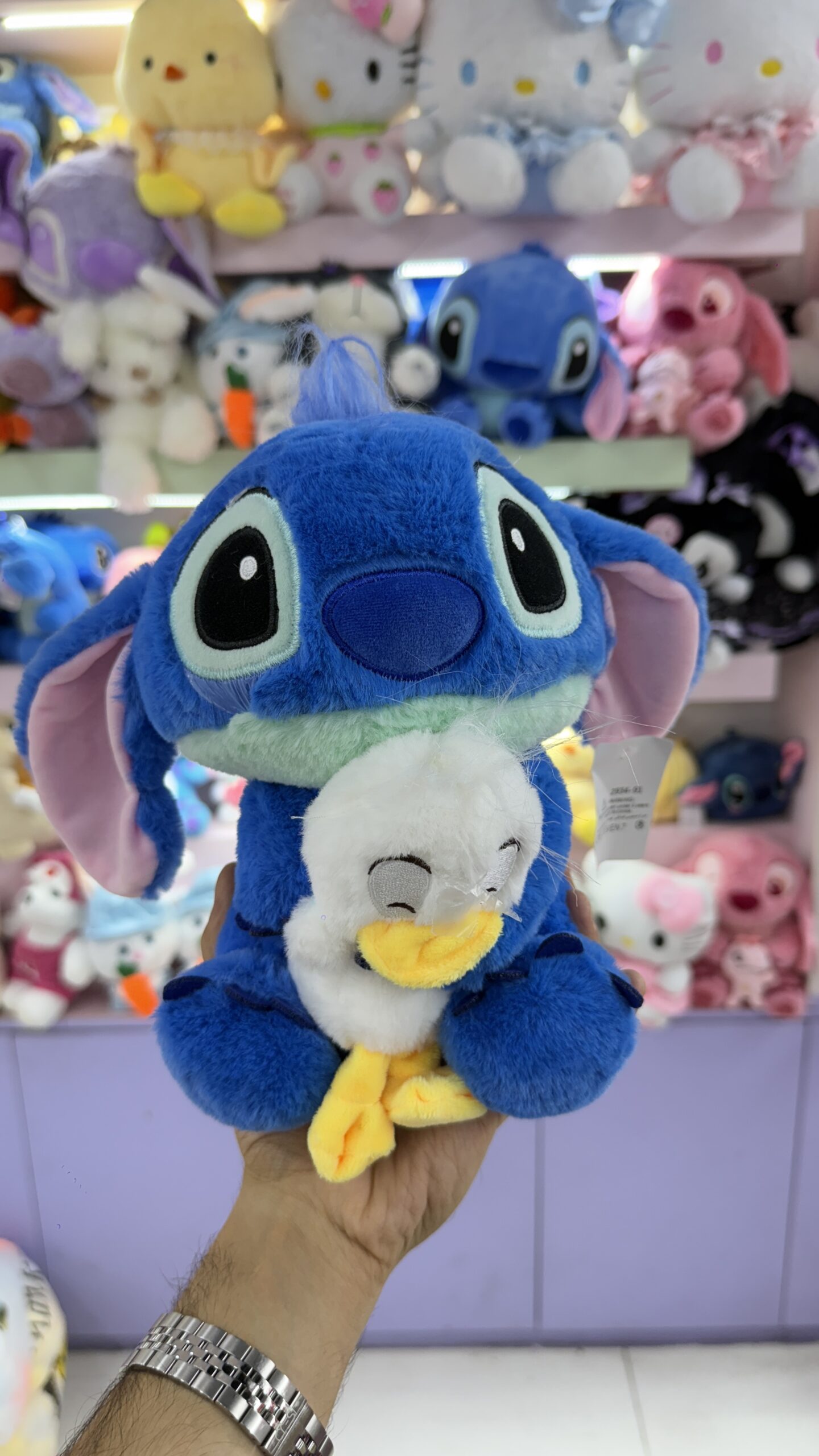 عروسک استیچ اردک‌به‌دست