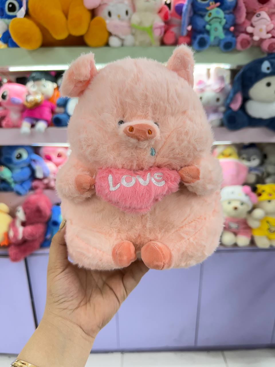 عروسک خوک قلب به دست