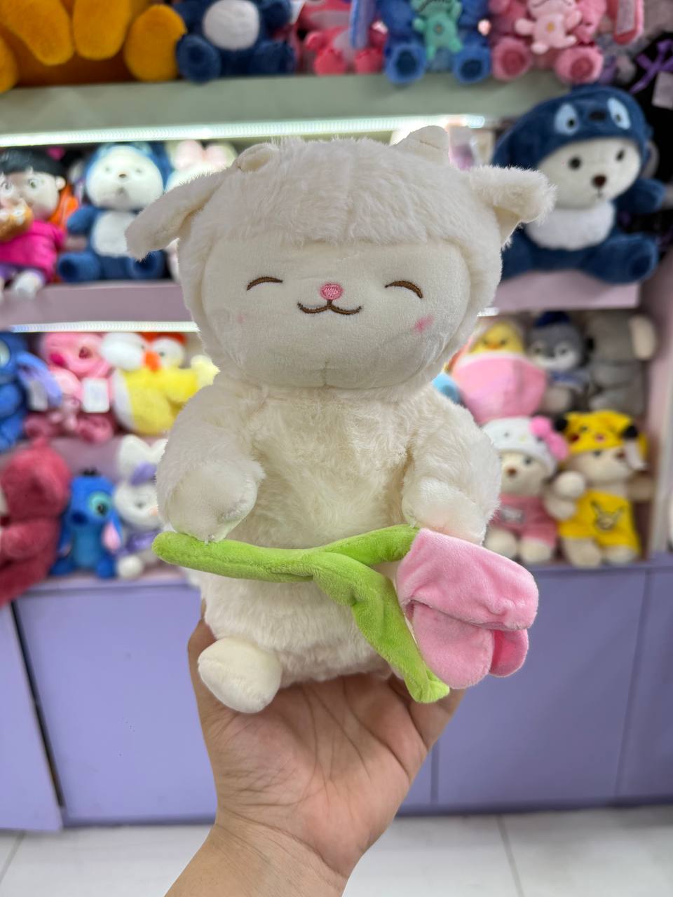 عروسک گوسفند گل به دست