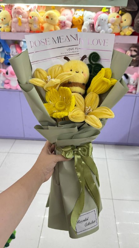 دسته‌گل زنبور لپ‌گلی با ۵ گل مخملی