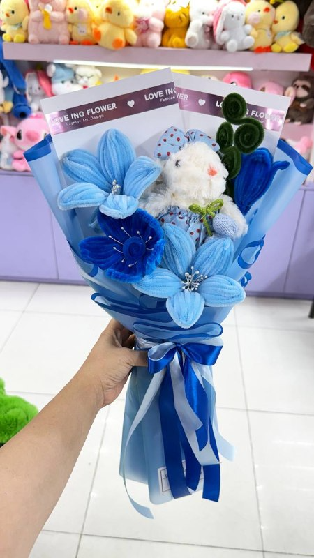 دسته‌گل خرگوش با لباس خال‌خالی آبی و ۵...